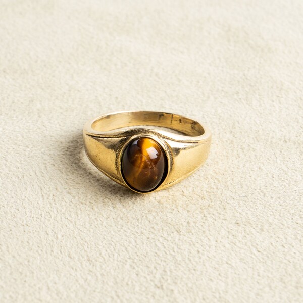 Signet ring with tiger eye oval gold