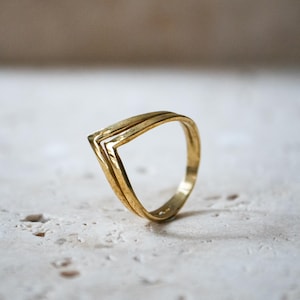 Anello doppio chevron in ottone dorato – anello fatto a mano