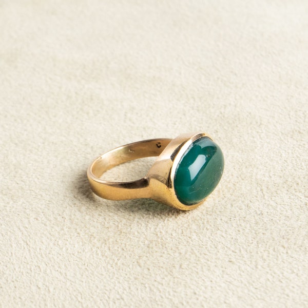 Großer Ring mit ovalem grüner Onyx gold