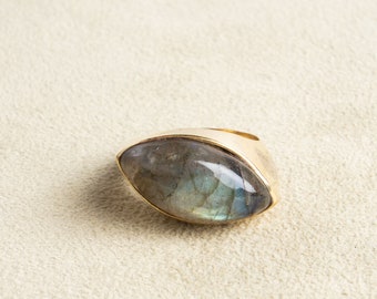 Grande bague labradorite avec pierre ovale asymétrique dorée fait main