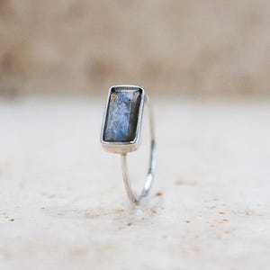 Anillo cuadrado de labradorita de plata de ley 925 – anillo hecho a mano