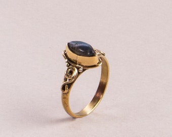 Labradoriet ring met ovale steen boho goud handgemaakt