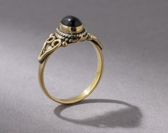 Schwarzer Onyx-Ring aus Messing in Gold – handgefertigter, verspielter Ring mit ovalem Stein