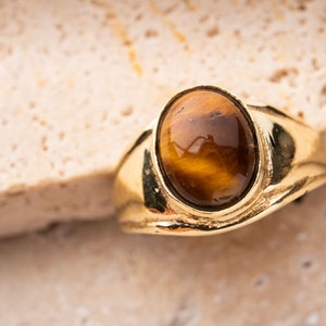 Ovaler Tigerauge-Siegelring aus Messing in Gold – handgefertigter Ring