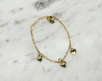 Goldenes Figaro Armband mit Herz Charm Anhängern vergoldet