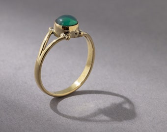 Green onyx ring with round stone handmade