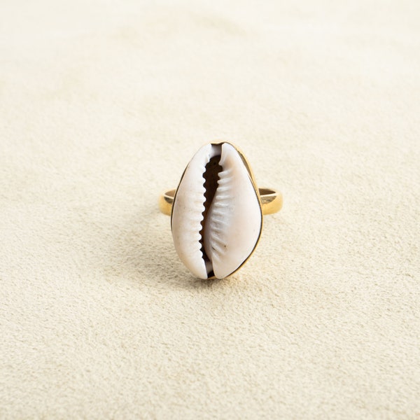 Großer Ring mit Kauri Muschel gold handgemacht