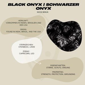 K&ouml;nnte beinhalten: Schwarzer Onyx Edelstein, ein dunkler, undurchsichtiger Stein mit kristalliner Struktur. Der Text auf dem Bild lautet "Black Onyx | Schwarzer Onyx" und "NOOE BERLIN".