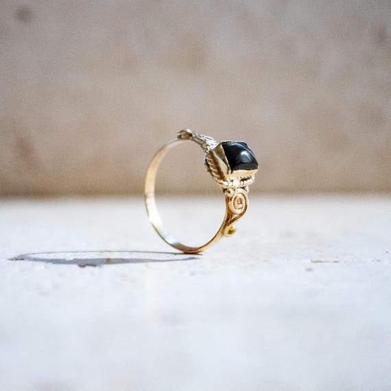 Eckiger Onyx-Ring aus Messing in Gold – handgefertigter Ring im Jugendstil