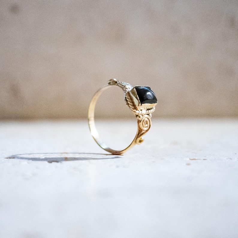 Eckiger Onyx-Ring aus Messing in Gold – handgefertigter Ring im Jugendstil Bild 1