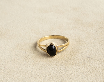 Schwarzer Onyx-Ring aus Messing in Gold – handgefertigter, ovaler Ring mit natürlichem Stein