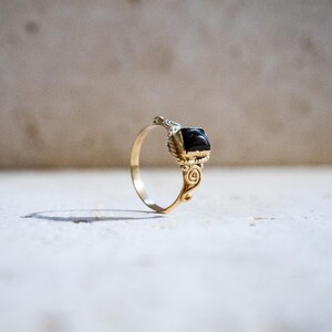 Eckiger Onyx-Ring aus Messing in Gold – handgefertigter Ring im Jugendstil Bild 13