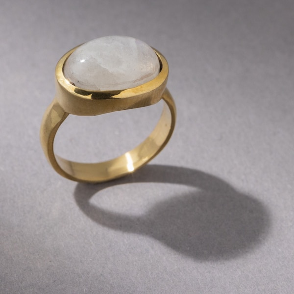 Großer Mondstein Ring mit ovalem Stein gold