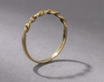 Feiner gedrehter Ring gold handgemacht