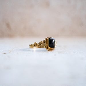 Eckiger Onyx-Ring aus Messing in Gold – handgefertigter Ring im Jugendstil Bild 4