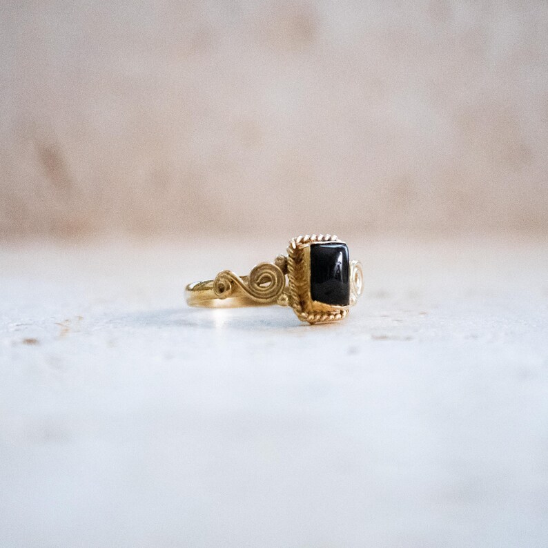 Eckiger Onyx-Ring aus Messing in Gold – handgefertigter Ring im Jugendstil Bild 4