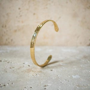 Brazalete ancho de latón martillado en oro – brazalete ajustable hecho a mano