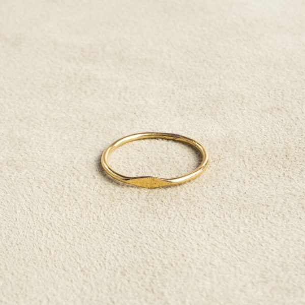 Piccolo e raffinato anello con sigillo in oro realizzato a mano