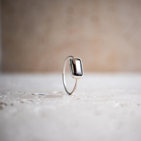 Rauchquarz-Ring aus 925 Sterling Silber – handgefertigter, eckiger Edelsteinring in Dunkelbraun
