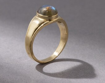 Signet ring with oval labradorite gold