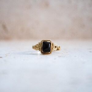 Eckiger Onyx-Ring aus Messing in Gold – handgefertigter Ring im Jugendstil Bild 11