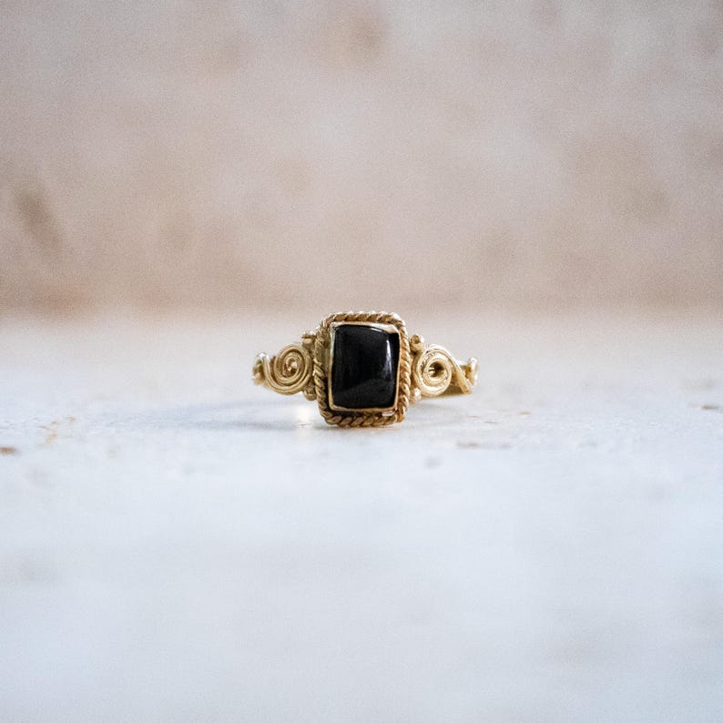 Eckiger Onyx-Ring aus Messing in Gold – handgefertigter Ring im Jugendstil Bild 11