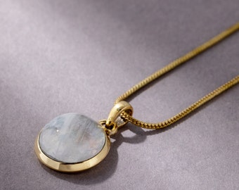 Necklace with round moonstone pendant gold