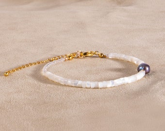 Armband mit Perlmutt und blauer Perle vergoldet handgemacht