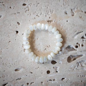 Perlmutt Ring – Handgefertigter Ring auf Gummiband