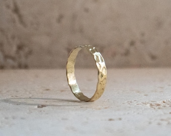 Hammered brass ring in gold – handmade, minimalist ring