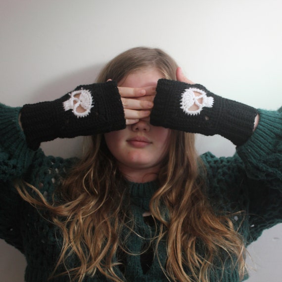 Halloween Gloves | Fingerless gloves | Handmade | Halloween Crochet | Goth Clothing | Goth Handmade | Handmade gloves