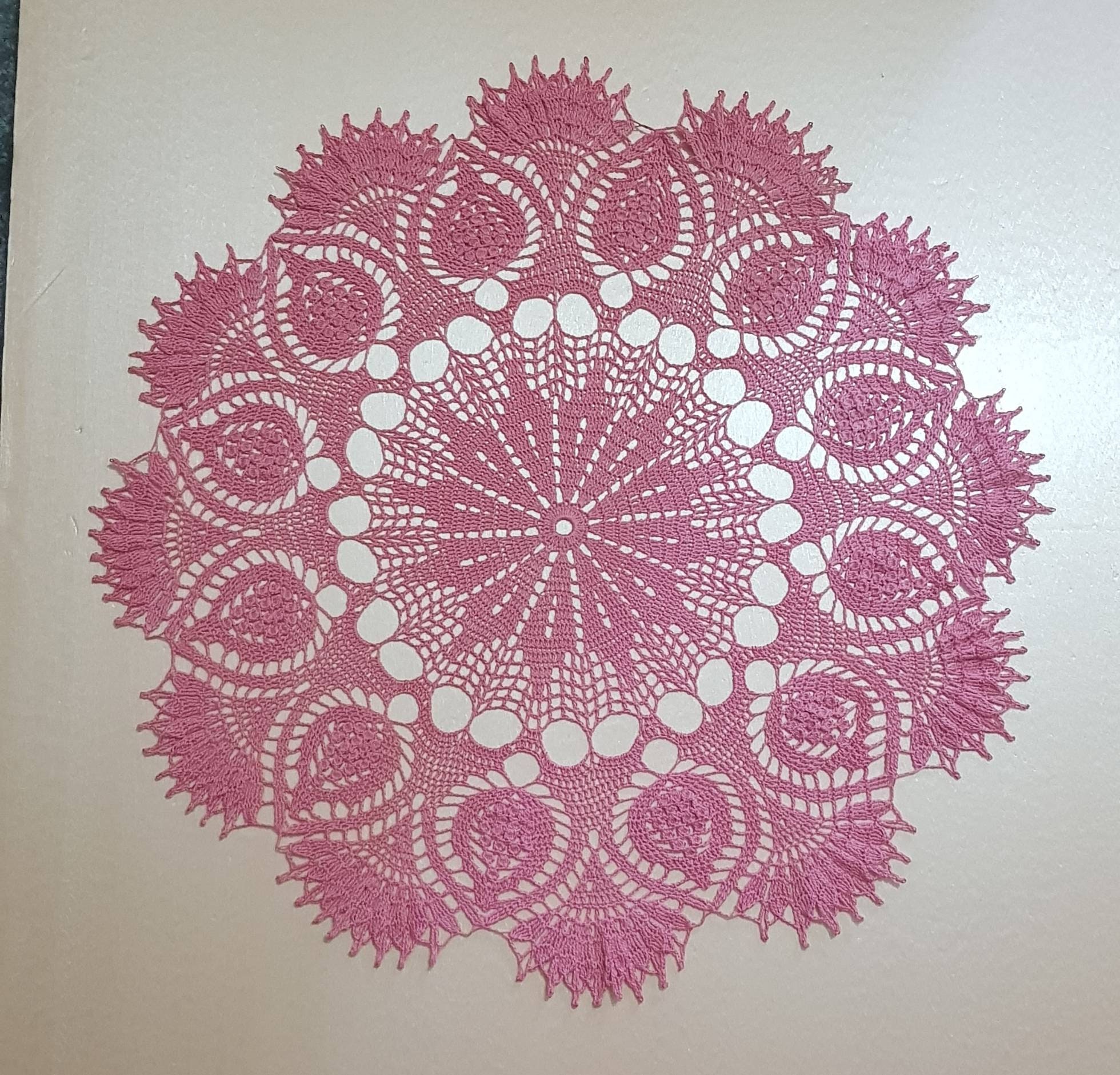 Très Joli Napperon Crochet Fait à Main