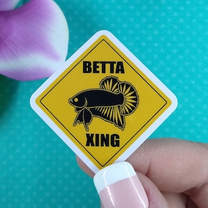 2in Plakat Betta Crossing Sticker, Betta Fish Sticker, Warning Sign, Caution Sign, Vinyl Sticker, Water Bottle Sticker, Aquarium Tank Decor