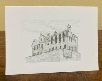 Puede incluir: Un dibujo a lápiz en blanco y negro de un edificio de piedra con una torre alta y muchas ventanas. El edificio está rodeado por un muro de piedra.