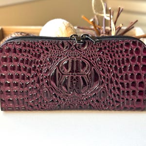 Cartera de vinilo con efecto cocodrilo en 3D, color burdeos/vino. Patrón clásico con cremallera alrededor (CZAW)