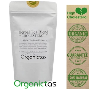 Op de afbeelding: Een witte zak met een kruidenthee-mengsel met het label "Herbal Tea Blend "CHOLESTEROL"" en een groen-wit logo met de tekst "Organictas". De zak ligt op een bruin oppervlak met een groen hart met een scheur en de tekst "High Cholesterol" erop gedrukt. Er zijn ook verschillende groene en witte ronde stempels met de tekst "100% Organic", "Organic", "100% Natural" en "Guarantee Best Quality" erop gedrukt.