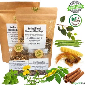 Puede incluir: Dos bolsas de papel marrón llenas de hierbas secas etiquetadas como "Herbal Blend Diabetes & Blood Sugar" y "Herbal Diabetes Blend". Las bolsas están rodeadas de varias hierbas e ingredientes, incluyendo diente de león, maíz, judías verdes, hojas de abedul y palitos de canela. El texto "ORGANISTAS" es visible en la esquina inferior derecha.