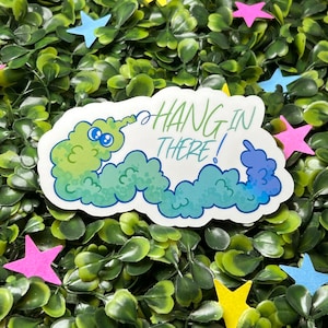 Hang In There Worm On A String glänzender Vinyl-Aufkleber