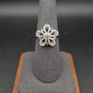 14kt white gold and diamond flower ring