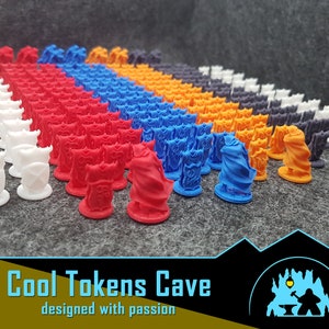 Może przedstawiać: Kolekcja 3D-wydrukowanych miniaturowych żetonów do gier w różnych kolorach, w tym białym, czerwonym, niebieskim, pomarańczowym i szarym. Żetony są ułożone w rzędach i mają różne wzory, w tym tarcze i peleryny. Żetony są oznaczone jako "Cool Tokens Cave" i "designed with passion".