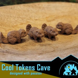 Puede incluir: Cuatro figuritas de castor marrón en miniatura sobre una superficie de madera. Los castores están en varias poses, algunos de pie y otros sentados. Las figuritas están hechas de un material liso y marrón.