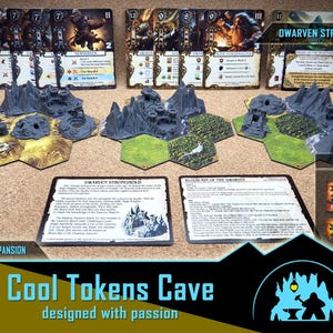Op de afbeelding: Een bordspelopstelling met kaarten, terreintegels en miniatuurstructuren. De kaarten tonen karakterkunst en spelinformatie. De terreintegels zijn zeshoekig met verschillende texturen. De tekst op de afbeelding luidt "Dwarven Strongholds" en "Cool Tokens Cave."