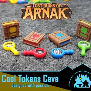 Op de afbeelding: Een set speltokens voor het bordspel Lost Ruins of Arnak. De tokens zijn gemaakt van plastic en hebben verschillende kleuren en ontwerpen. Er zijn vier boekvormige tokens en vier vergrootglas tokens.