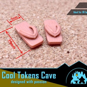 Könnte beinhalten: Zwei hellbraune Holzsandalen, jede 4,8 cm x 2,3 cm groß. Die Sandalen sind ideal für die Verwendung als Spielfiguren.