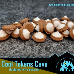 Könnte beinhalten: Eine Sammlung von braunen und weißen Miniatur-Keramikkörben, die in einer zweifarbigen Drucktechnik gedruckt wurden. Die Körbe sind auf einer grauen, strukturierten Oberfläche zu einem Stapel angeordnet. Der Text "Cool Tokens Cave" und "designed with passion" ist am unteren Rand des Bildes sichtbar.