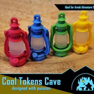Può includere: Quattro gettoni lanterna colorati in rosso, blu, verde e giallo. Ogni lanterna ha un centro trasparente e smerigliato. Il testo "Cool Tokens Cave" e "designed with passion" è visualizzato nella parte inferiore dell'immagine.