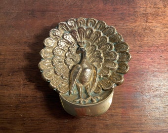 Prato de enfeites de pavão de latão