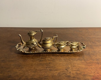 Conjunto de chá em miniatura de latão