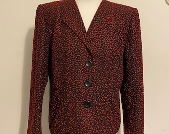 Könnte beinhalten: Ein rot-schwarzer Blazer mit drei schwarzen Knöpfen. Der Blazer hat einen V-Ausschnitt und lange Ärmel.