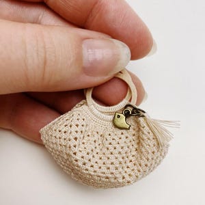 Miniatur Oma Tasche - 1:12 Miniature häkeln Geldbörse mit Quaste & Anhänger - Handgemachte Mini Tasche für Puppen und Dioramen